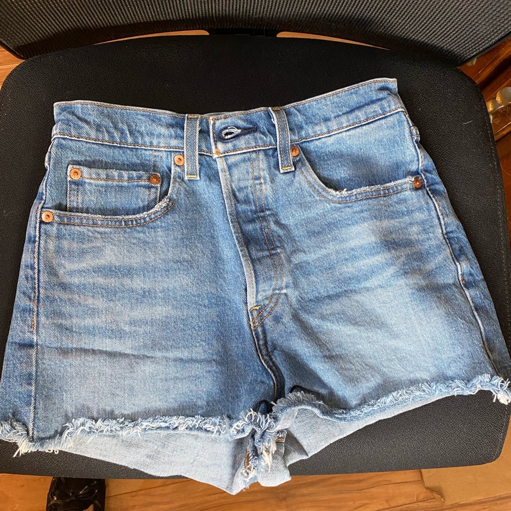 Levi’s Ribcage Shorts Sz 27